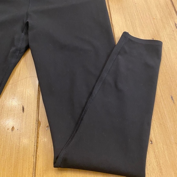 Uniqlo Women’s Black Legging Athletic Wear Exercise Crop medium - Picture 10 of 11